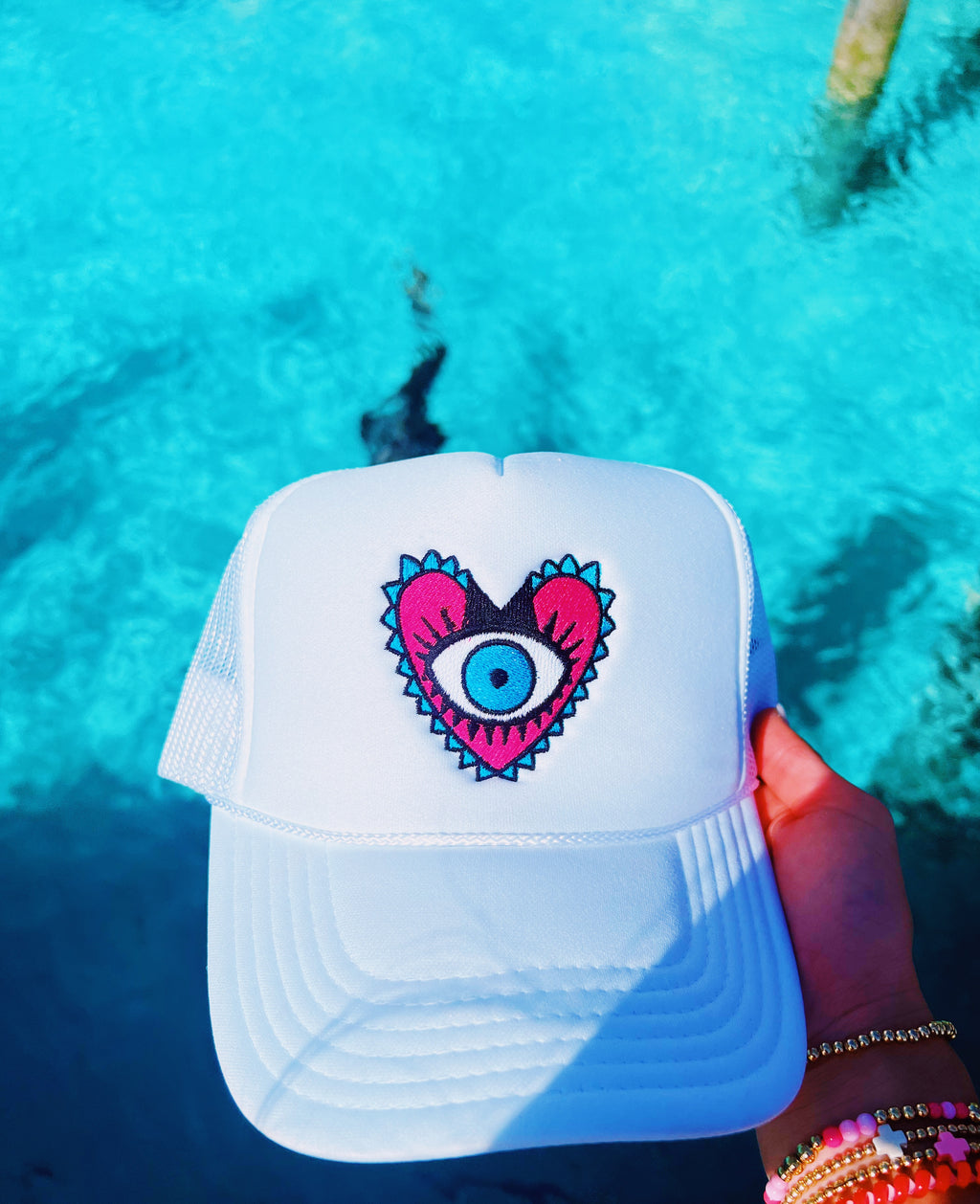 HEART EYES TRUCKER HAT ☻